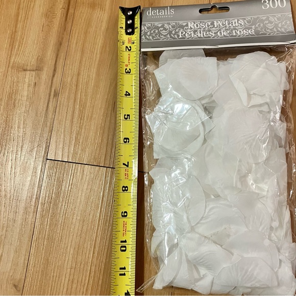 Details White Faux Rose Petals - 300 Count - NWT - Picture 6 of 6